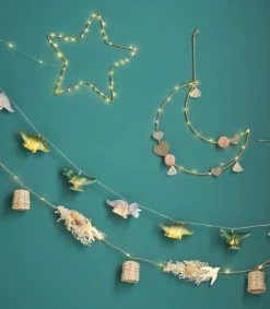 Maisons Du Monde Déco Lumineuses Enfant Décoration Lumineuse Lune En Métal Doré Et Rose Avec Pompons Et Cœurs Pailletés -Luminaires enfant Soldes decoration lumineuse lune en metal dore et rose avec pompons et coeurs pailletes 1000 5 25 225935 2